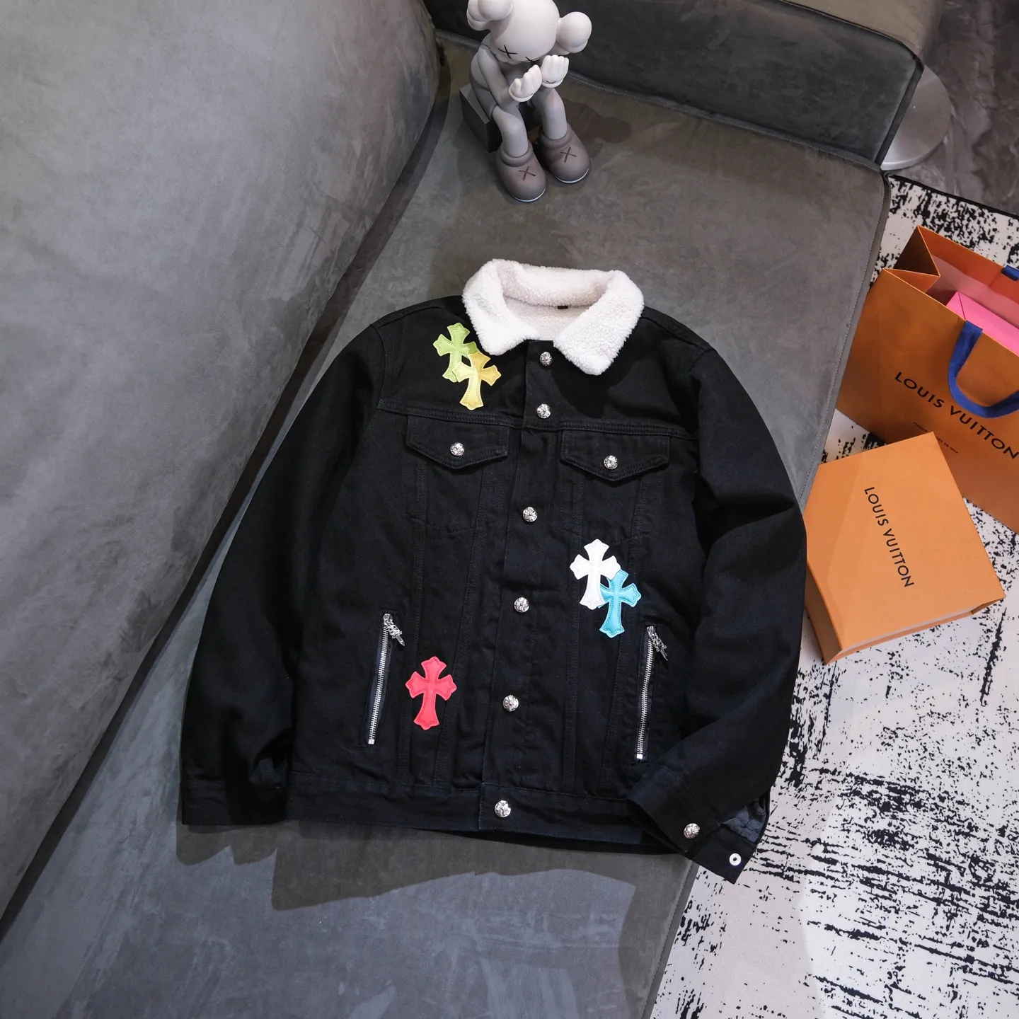 P340 ChromeHearts CH ChromeHearts Lamb Wool Collar Jacket Black Denim Jacket Colorful Cross Patchwork Leather Suede Lamb Wool Lining Fashionable and Personalized Super versatile and good-looking denim jacket Suitable for both men and women A must-have item Packaging Tag Collar Label Washed Wheat Complete Color: Black Size: S-XL